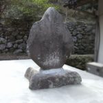 朝倉市にて、長い間大切に守ってこられた写経石の埋設と石碑の再建立が完成。以前に撤去をお手伝いしたお客様