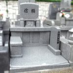 福岡市三日月山霊園にて、ふんだんにアール加工を取り入れた、調和のとれたデザインの素敵なお墓が完成しました。