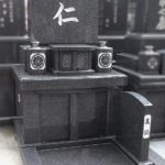 1.28平方メートルのコンパクトな区画に、中国産Ｇ654平和グレー御影石のシンプルな洋型墓が完成。アールをふんだんに取り入れた柔らかな印象のお墓、宗像ルンビニー墓苑