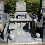 インド産アーバングレーのオリジナルデザインのお墓。平尾霊園にて
