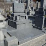 福岡市立三日月山霊園４㎡（旧区画）にて、インド産アーバングレーの蓋式納骨の洋型墓石を建立